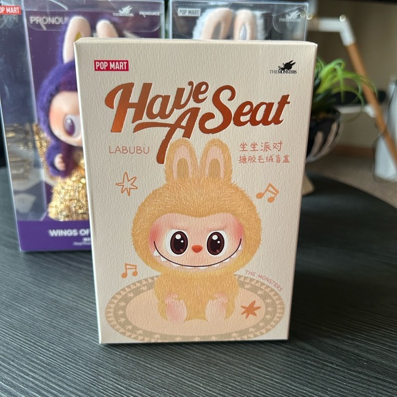 THE MONSTERS- Have a Seat Vinyl Plush - BABA - Picture 2 of 4